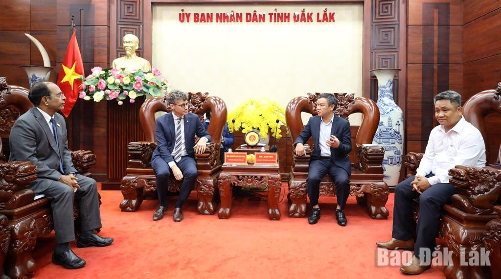 PDV của Phương Đông ngồi phía sau và thực hiện nhiệm vụ phiên dịch cho Phó Chủ tịch UBND tỉnh Đắk Lắk Đào Mỹ và đại diện của Tổ chức UNESCO và FAO tại Việt Nam. Ảnh: Báo Đắk Lắk.